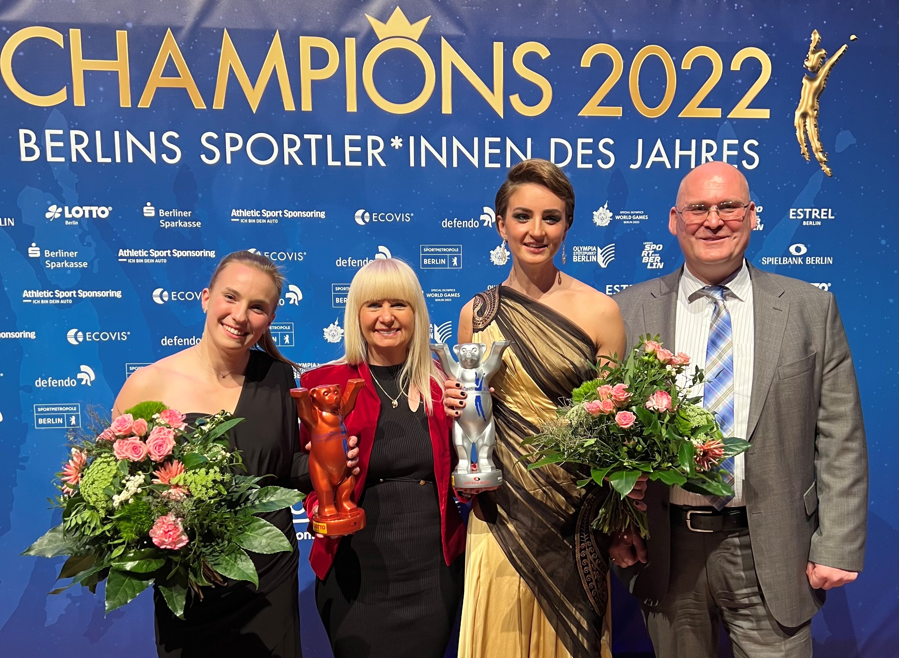 CHAMPIONS 2022 - Berlins Sportler*innen des Jahres: Spielbank Berlin übergibt Auszeichnung an Paralympics-Gold-Gewinnerin Elena Semechin und Olympia-Bronze-Gewinnerin Lena Hentschel